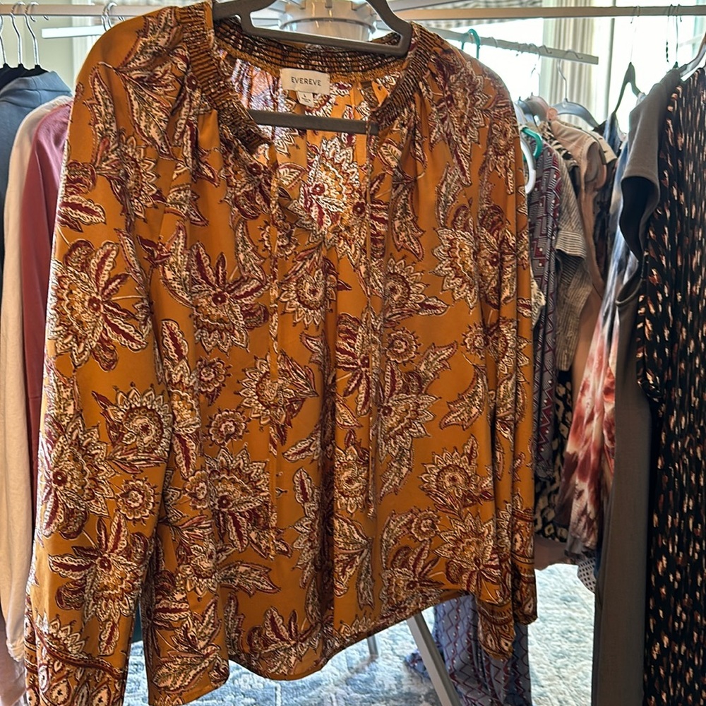 Great top from Evereve. Like new and great for Zoom Calls!